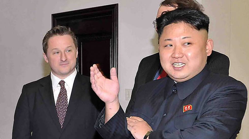 O canadense Michael Spavor (esquerda), com o lÃ­der da Coreia do Norte, Kim Jong-un, em janeiro de 2014 em Pyongyang