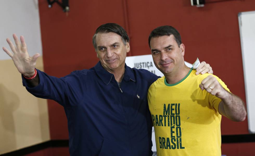 Jair Bolsonaro ao lado do filho Flávio no dia da votação da última eleição, em 7 de outubro.