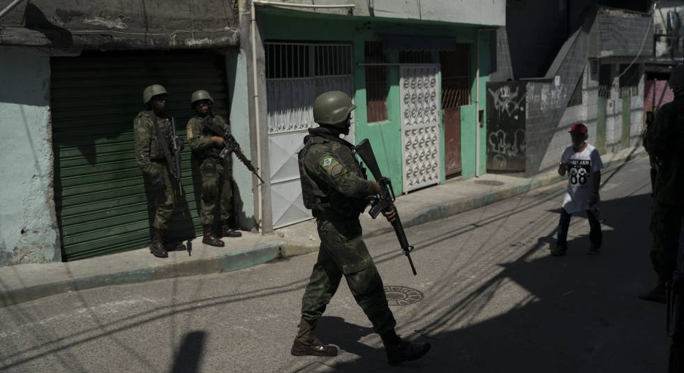 Soldados patrulham o complexo do ChapadÃ£o, em 11 de dezembro no Rio. 