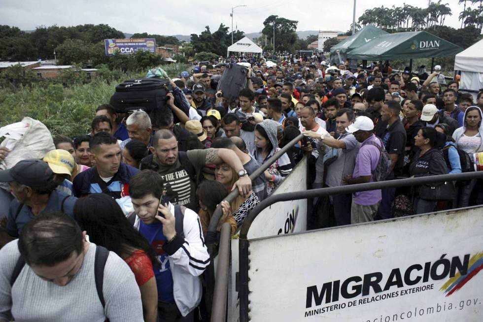 Milhares de venezuelanos na fronteira com a ColÃ´mbia.