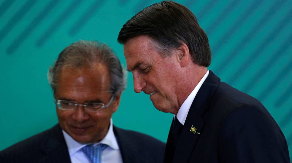 Paulo Guedes e Jair Bolsonaro, nesta segunda-feira, em Brasília.
