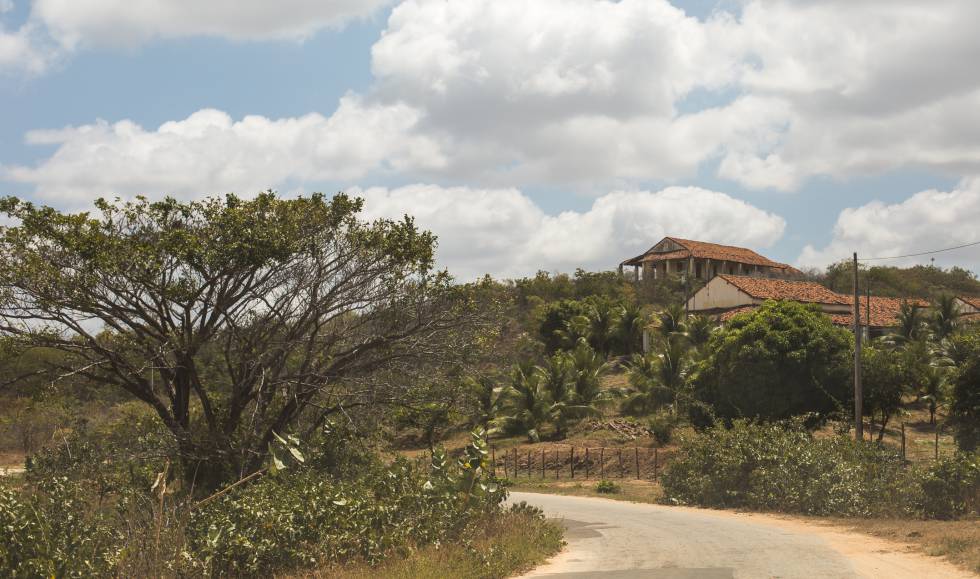 Ao fundo, a sede de administrao, de onde se tinha uma viso de toda o 'campo'. 