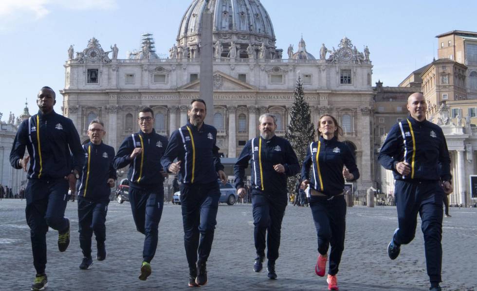 Integrantes da equipe de atletismo do Vaticano correm para a imprensa em frente Ã  basÃ­lica de SÃ£o Pedro.