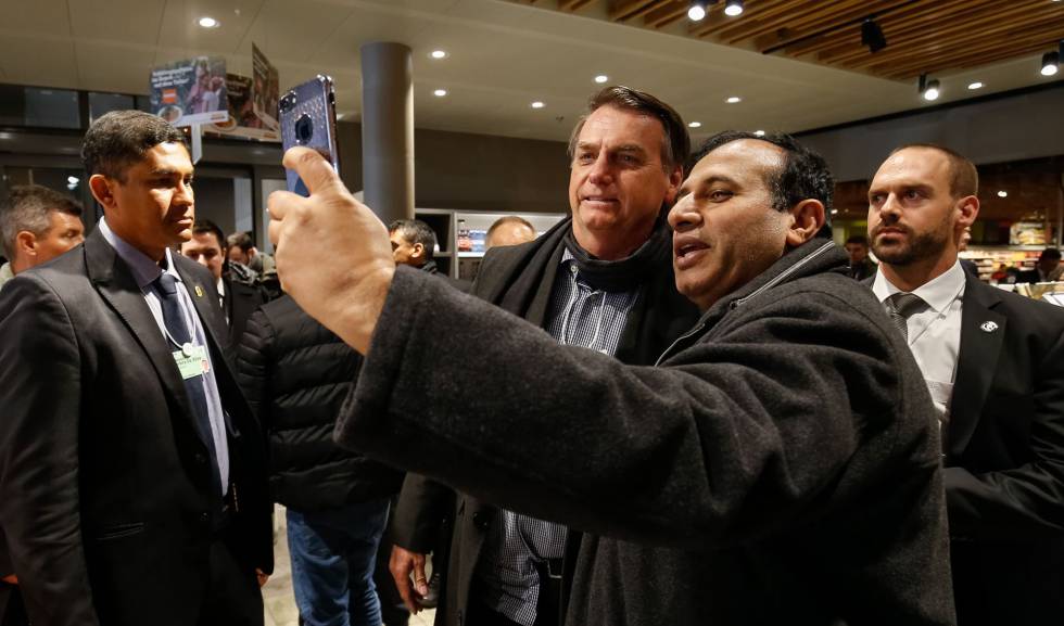 Homem tira foto com Bolsonaro em supermercado suÃ­Ã§o. 
