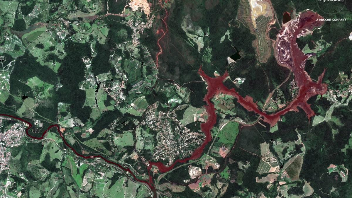 Foto de satélite do rio Paraopeba na região de Brumadinho mostra mancha de lama.  
