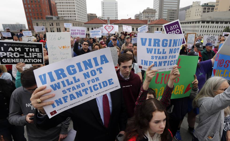 Um grupo antiabortista protesta contra a lei de aborto da Virginia.