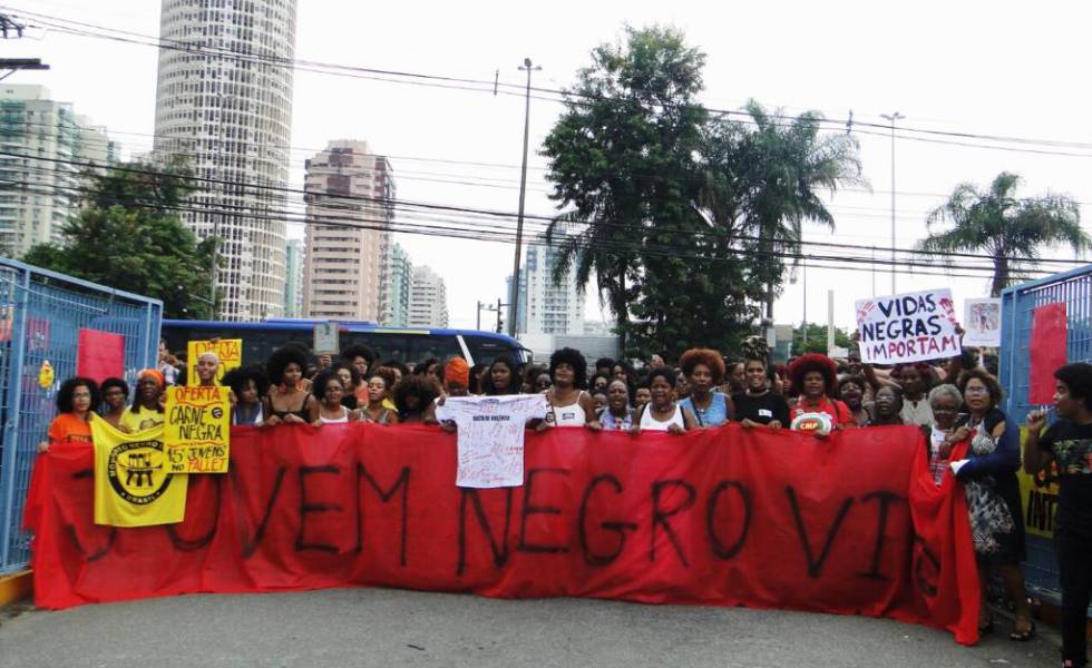 Manifestantes entram em estacionamento do supermercado no Rio