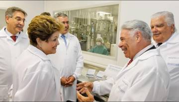 Então presidenta Dilma Rousseff é recebida por Ogari Pacheco durante inauguração de fábrica do Cristália em 2013, que contou com financiamento do Governo federal.