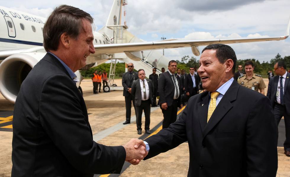Bolsonaro e seu vice, Hamilton MourÃ£o, em BrasÃ­lia, no dia 13 de fevereiro