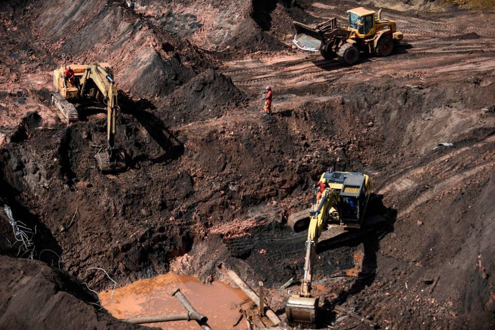 Bombeiros usam mÃ¡quinas pesadas em busca de vÃ­timas, 20 dias apÃ³s a ruptura da barragem de Brumadinho.