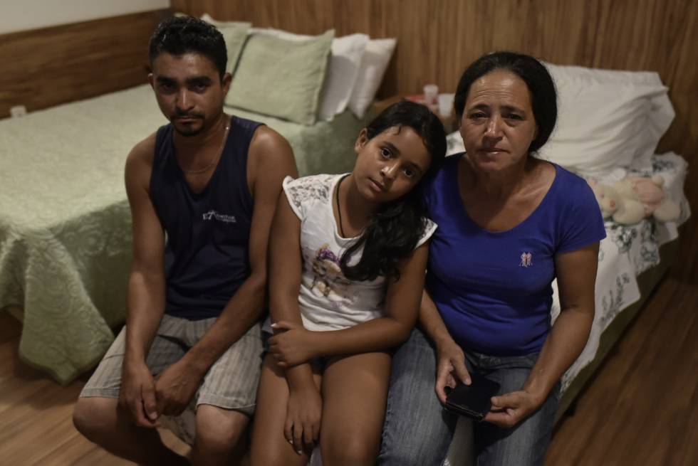 José Maria Medeiros, Ana e Maria Aparecida dos Santos vivem há um mês em um quarto de hotel após terem a casa engolida pelo tsunami de rejeitos após o colapso da barragem.