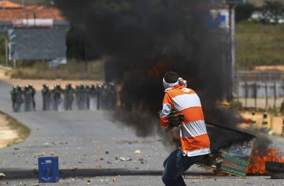 Manifestantes contrÃ¡rios a Maduro enfrentam a Guarda Nacional Venezuelana na zona fronteiriÃ§a entre Pacaraima, no Brasil, e Santa Elena de Uairen, na Venezuela.