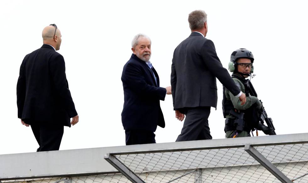 Lula chega de volta à PF em Curitiba depois de assistir ao velório do neto.
