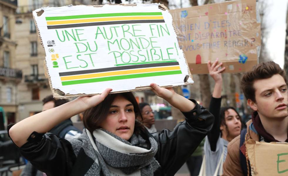 Jovem segura placa dizendo "um outro fim do mundo Ã© possÃ­vel" em protesto da Juventude pelo Clima na AntuÃ©rpia, BÃ©lgica.