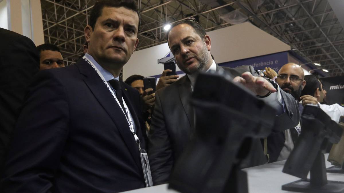 El ministro Sergio Moro en feria de armas en el Río.