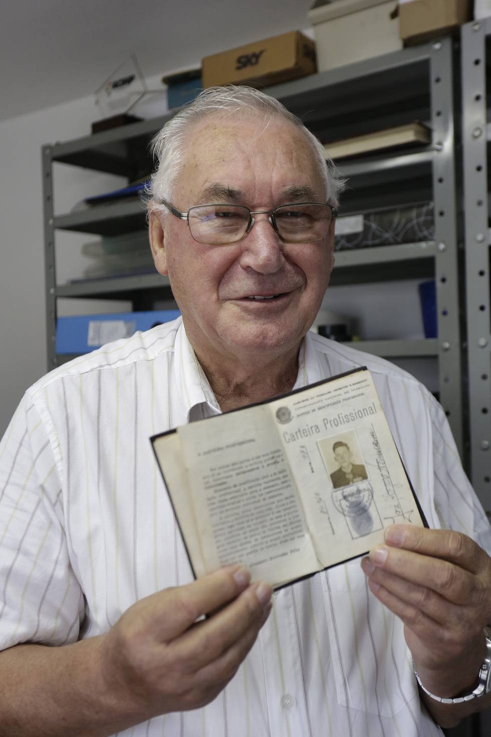 José Aloysio Neumann, de 82 anos, guarda em um cofre sua antiga carteira profissional onde está registrado que trabalha de corretor desde 1959.