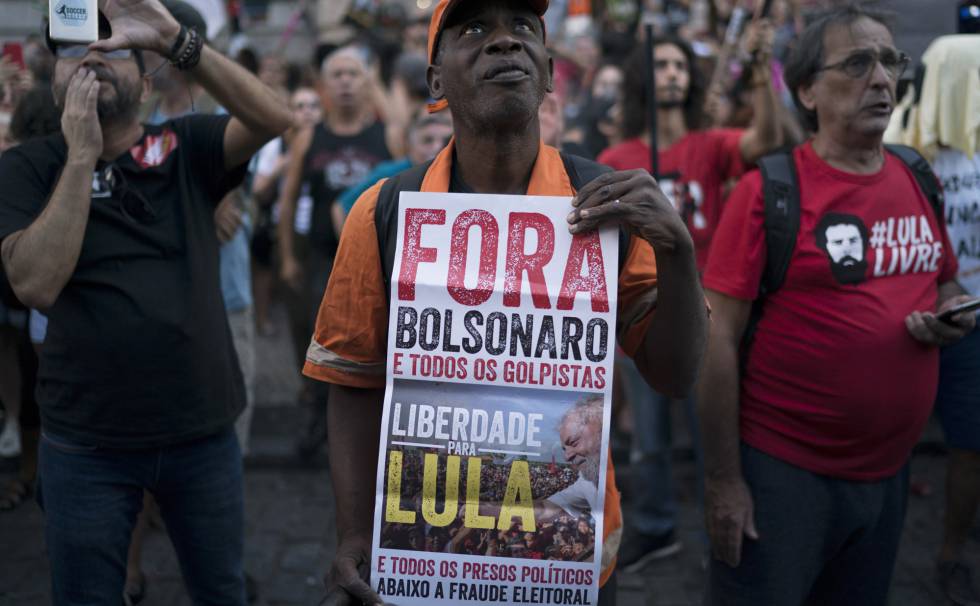 Homem segura cartaz pedindo liberdade para o ex-presidente Lula, no dia 31 de maro.