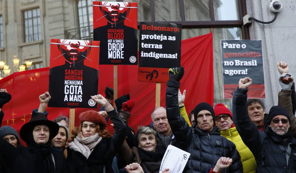 A atriz Julie Christie e outros manifestantes em frente à Embaixada do Brasil em Londres protestam no dia internacional de ação pelos povos indÃgenas do Brasil.