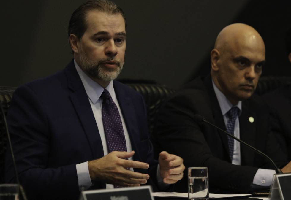 Antonio Dias Toffoli fala ao lado de Alexandre de Moraes em seminário sobre segurança pública, em fevereiro. 