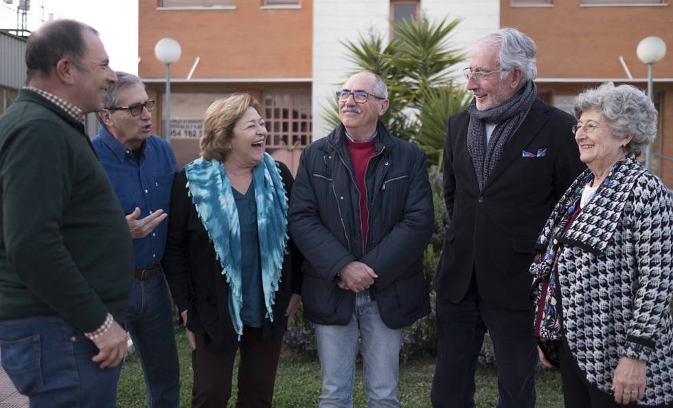 Membros da associação Abante Jubilar Sevilla planejam um projeto de âcohousingâ.
