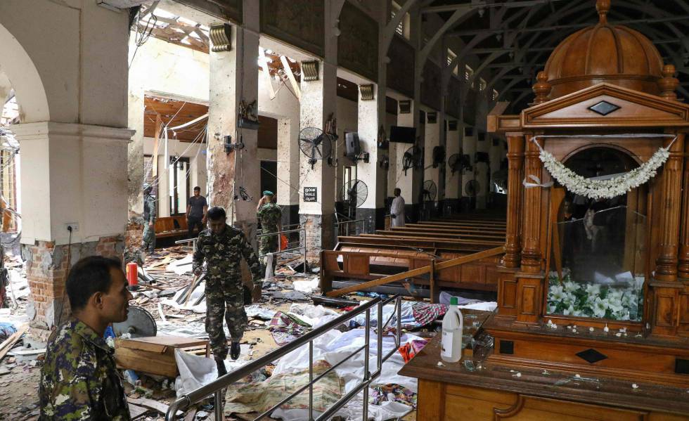 Interior da igreja de Santo AntÃ´nio, em Colombo, depois de uma da explosÃµes.