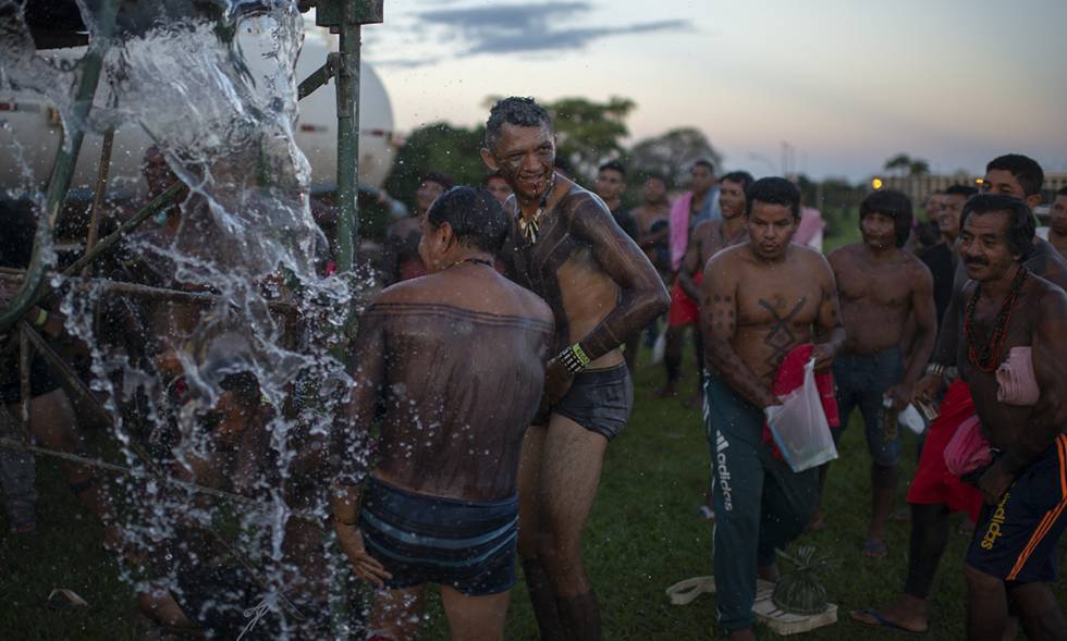 Ãndios tomam banho no Acampamento Terra Livre em BrasÃlia, nesta quarta-feira.