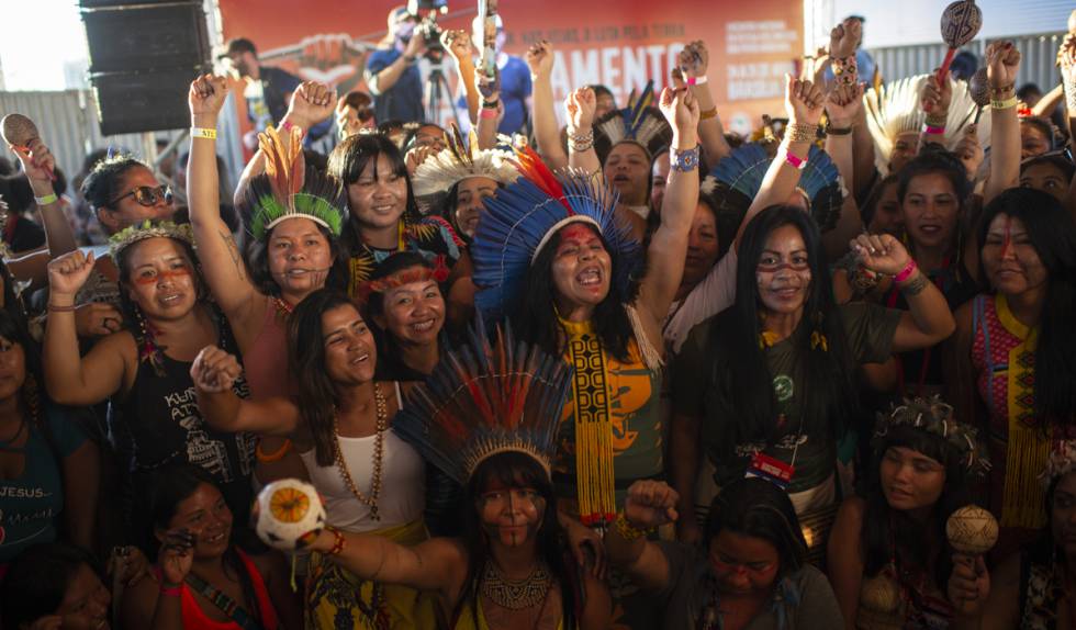 Mulheres indígenas de várias etnias na plenária do Acampamento Terra Livre.