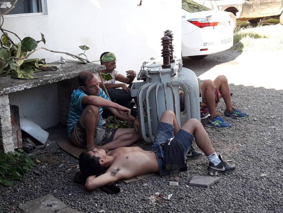 Presos foram flagrados algemados em um transformador a óleo em pátio de uma delegacia em São Leopoldo (RS).