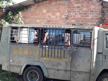 Presos foram flagrados detidos em camburão, em São Leopoldo.