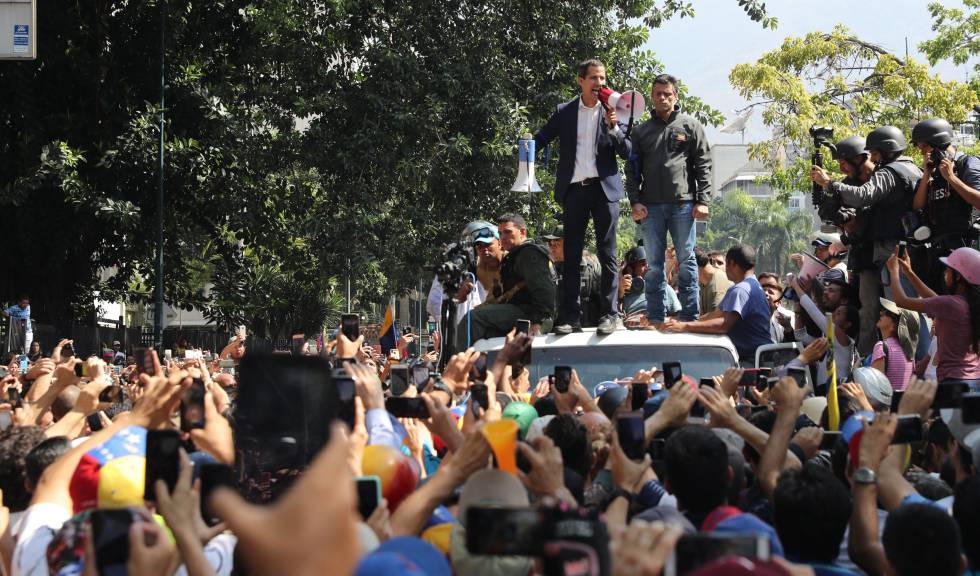 GuaidÃ³ discursa aos seus seguidores na terÃ§a-feira em Caracas.