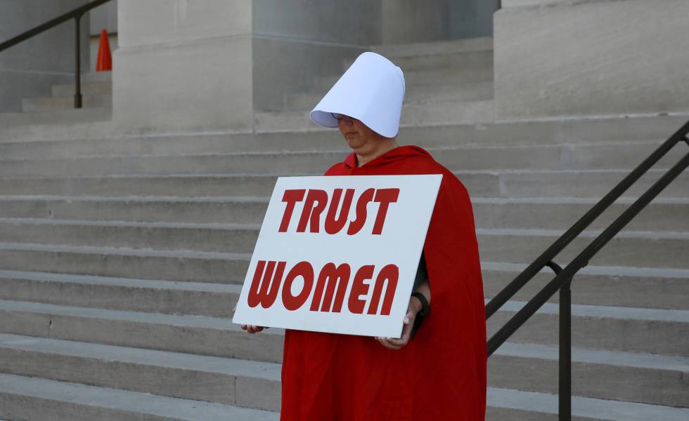 Uma mulher vestida como as personagens da sÃ©rie â€˜O Conto da Aiaâ€™ protesta contra a nova lei antiaborto, em frente ao CapitÃ³lio da GeÃ³rgia