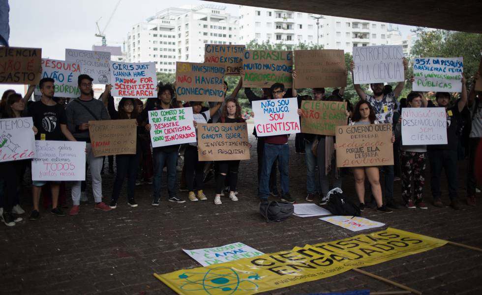 Estudantes protestam contra cortes de verbas para as universidades federais, no vÃ£o livre do Masp.
