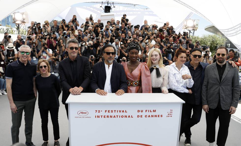 Da esquerda para a direita, os membros do jÃºri do festival: Robin Campillo, Kelly Reichardt, Pawel Pawlikowski, Alejandro GonzÃ¡lez IÃ±Ã¡rritu, Maimouna Nâ€™Diaye, Elle Fanning, Alice Rohrwacher, Enki Bilal e Yorgos Lanthimos.