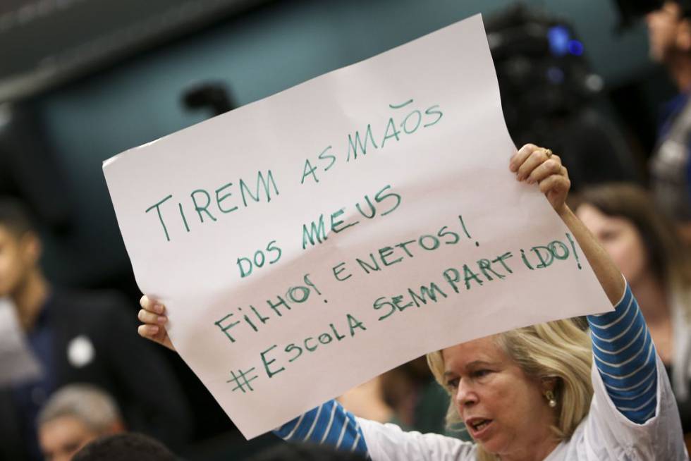 Manifestantes a favor do projeto de lei sobre a Escola sem Partido protestam na CÃ¢mara.