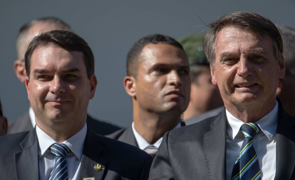 FlÃ¡vio Bolsonaro ao lado do pai, Jair.