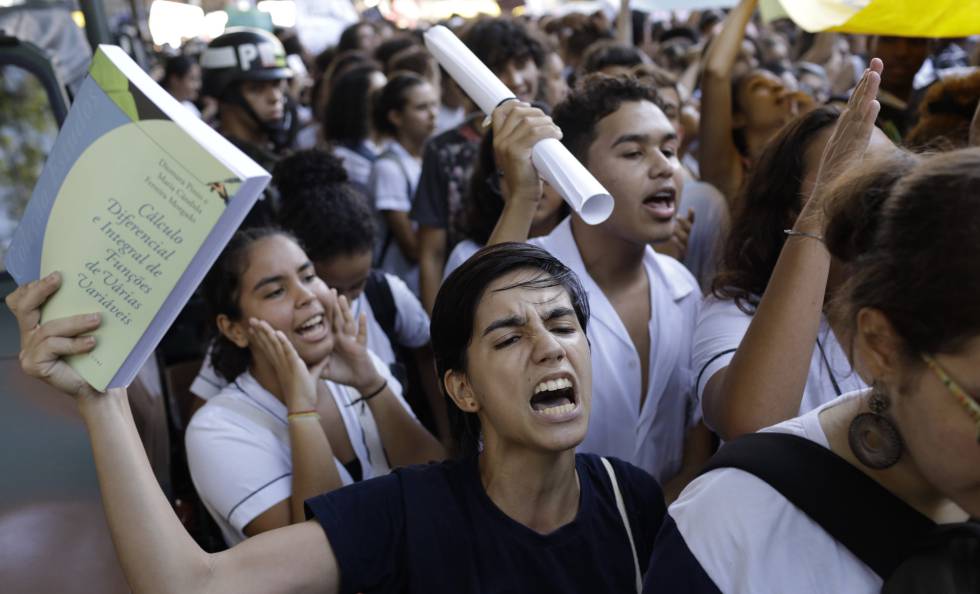 Estudantes de escolas pÃºblicas protestam no Rio de Janeiro no dia 6 de maio.