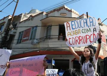 Estudantes e professores protestam contra os cortes na educação