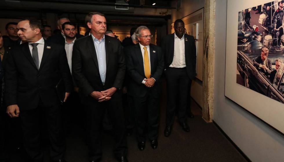 Bolsonaro e ministros visitam museu em Dallas sobre o assassinato de Kennedy.