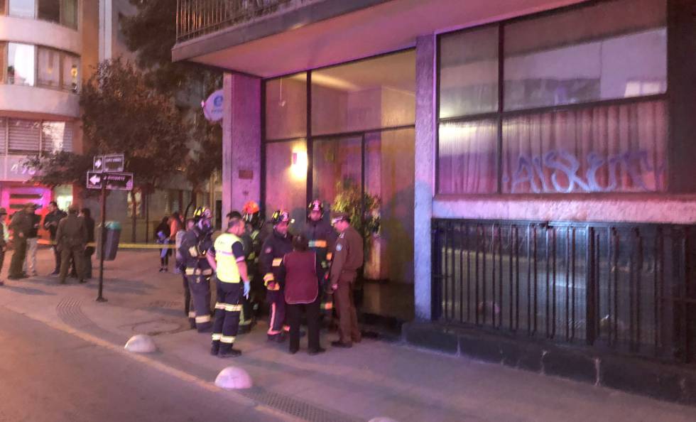 Os bombeiros em frente ao prédio onde ocorreu o incidente.