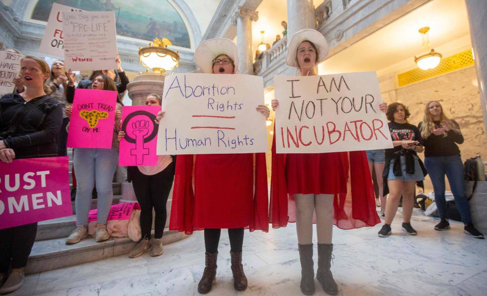 Manifestantes protestam contra banimento do aborto nos EUA, em Salt Lake City, Utah.