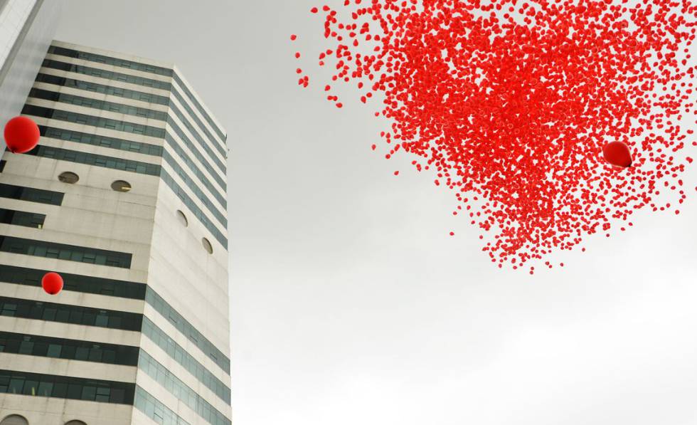Ação do Instituto de Infectologia Emílio Ribas solta 10 mil balões vermelhos em São Paulo para celebrar luta contra a Aids.