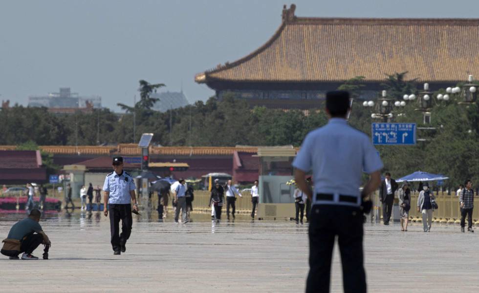 Agentes da polÃ­cia vigiam a praÃ§a Tiananmen, em Pequim, em 3 de junho