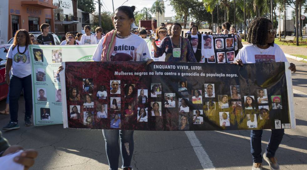 En el centro de la foto, Gláucia de Santos protesta por la muerte de su hijo FabrÃcio.