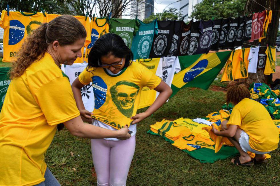 Seguidores escolhem figurino com inspiraÃ§Ã£o verde-amarela para acompanhar em BrasÃ­lia a posse de Bolsonaro como presidente.