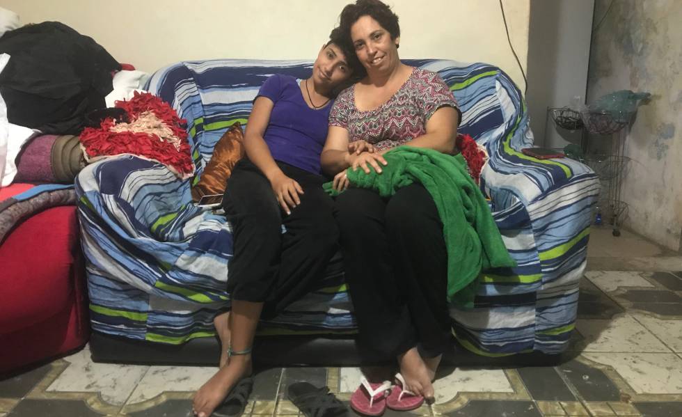 A estudante Winnie Sally de Oliveira com a mãe dela, Liliane de Oliveira.