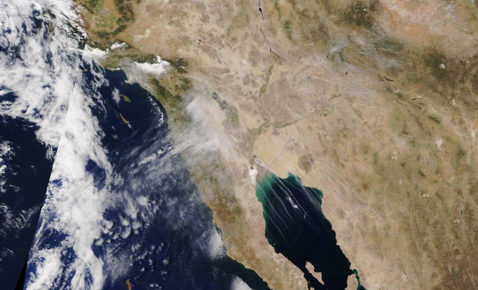 'Contrails' sobre o golfo da CalifÃ³rnia (centro) e o deserto de Sonora (direita).