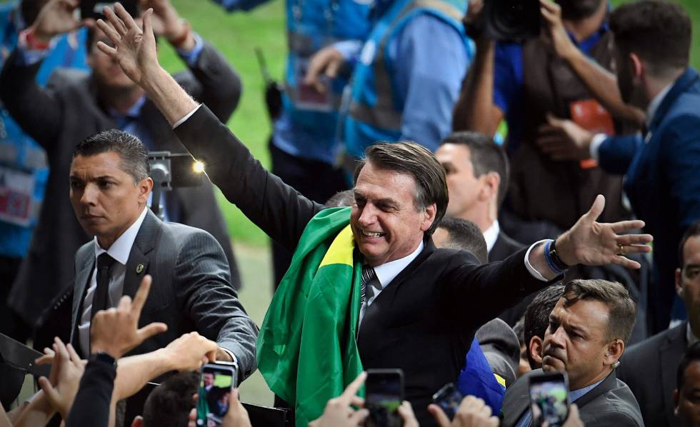 Resultado de imagem para bolsonaro no jogo do brasil