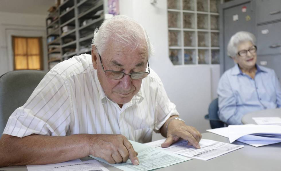 JosÃ© Aloysio Neumann, de 82 anos, trabalha diariamente em sua corretora de seguros. 