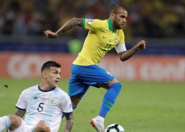 O capitão Daniel Alves busca o 40º título de sua carreira com vitória na Copa América