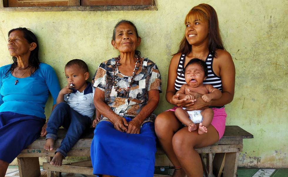 Francisca Tomé visita Luciete do Carmo, 18 anos, e o bebê Alderson Luan, que ajudara a parir dois meses antes.